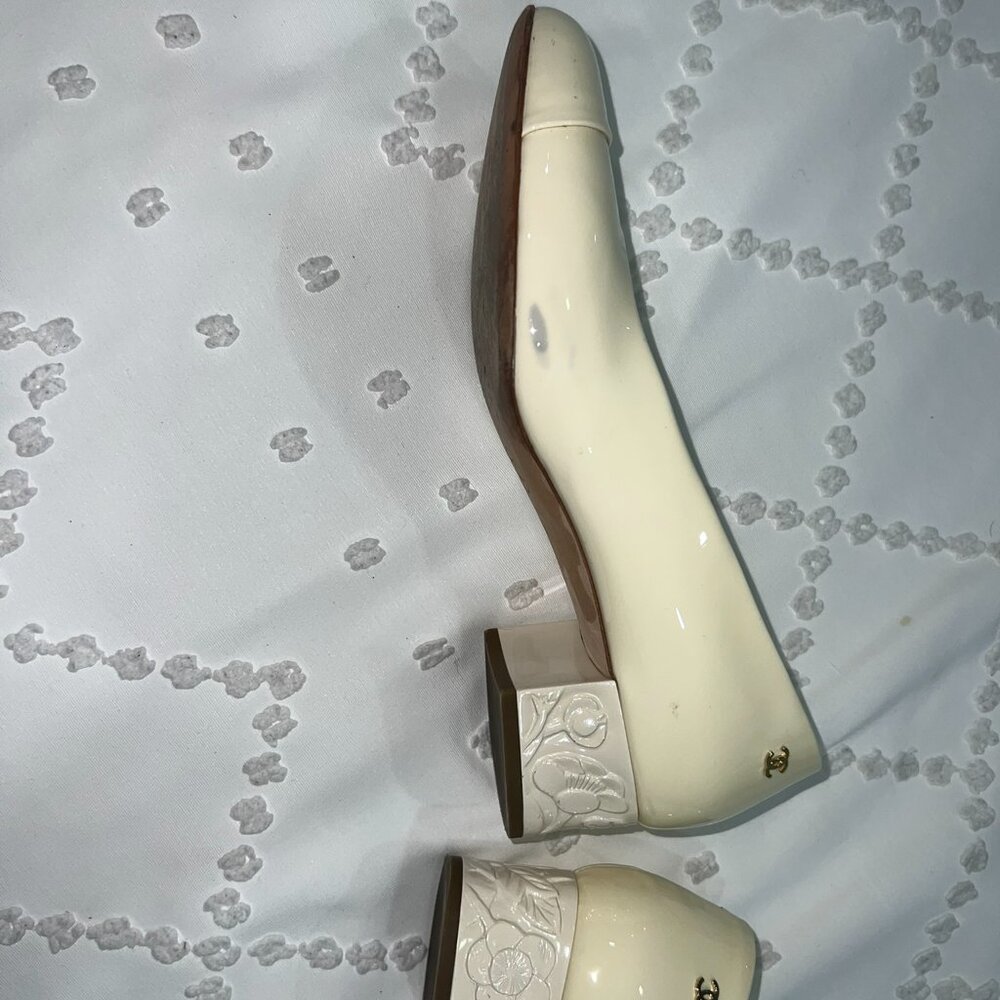 Chanel Mary Janes Patent Leather Cream Pumps - Picture 8 of 9